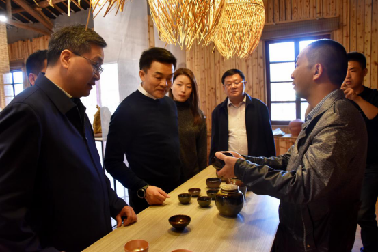 景域驢媽媽集團(tuán)董事長(zhǎng)洪清華率隊(duì)來潛山考察372.png